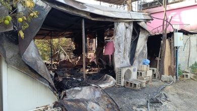 Depremden kurtulup konteynerde yandılar