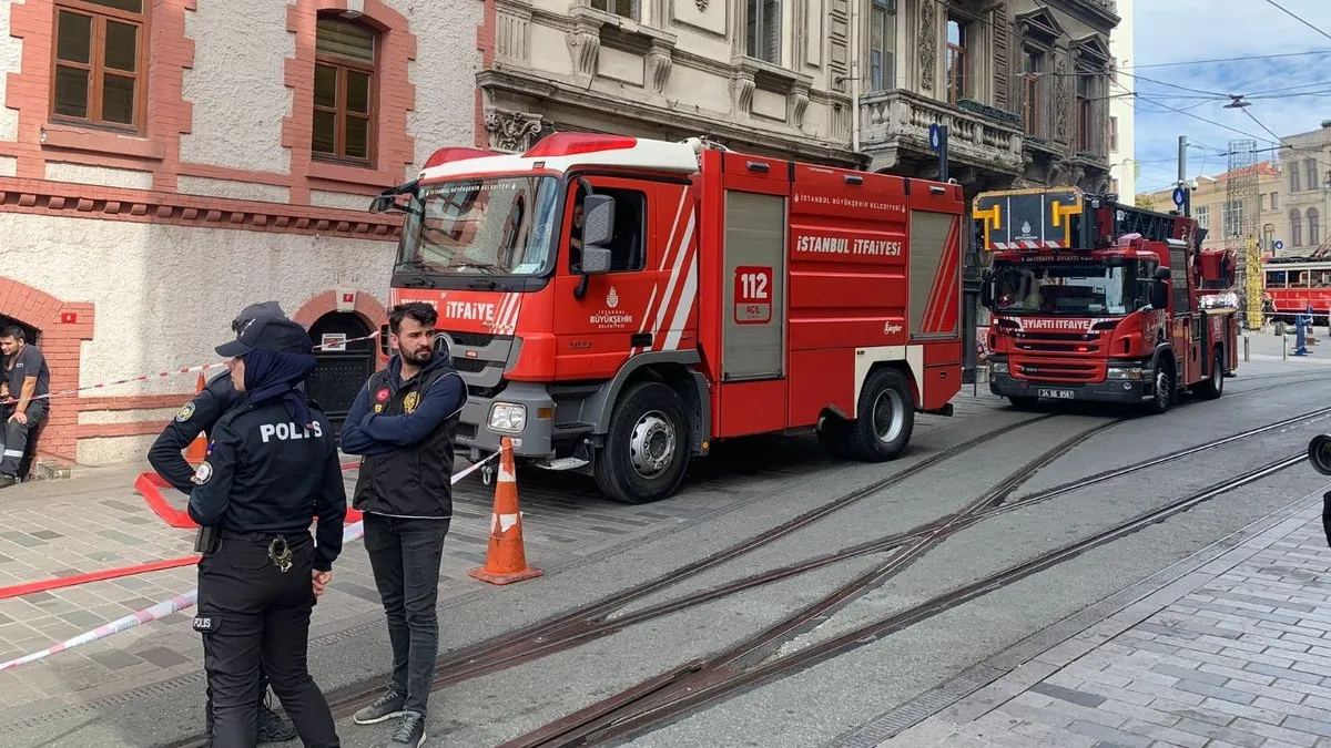 İstanbul’da Beyoğlu Belediyesi önünde korkutan patlama: Bir anda alev topuna döndü!
