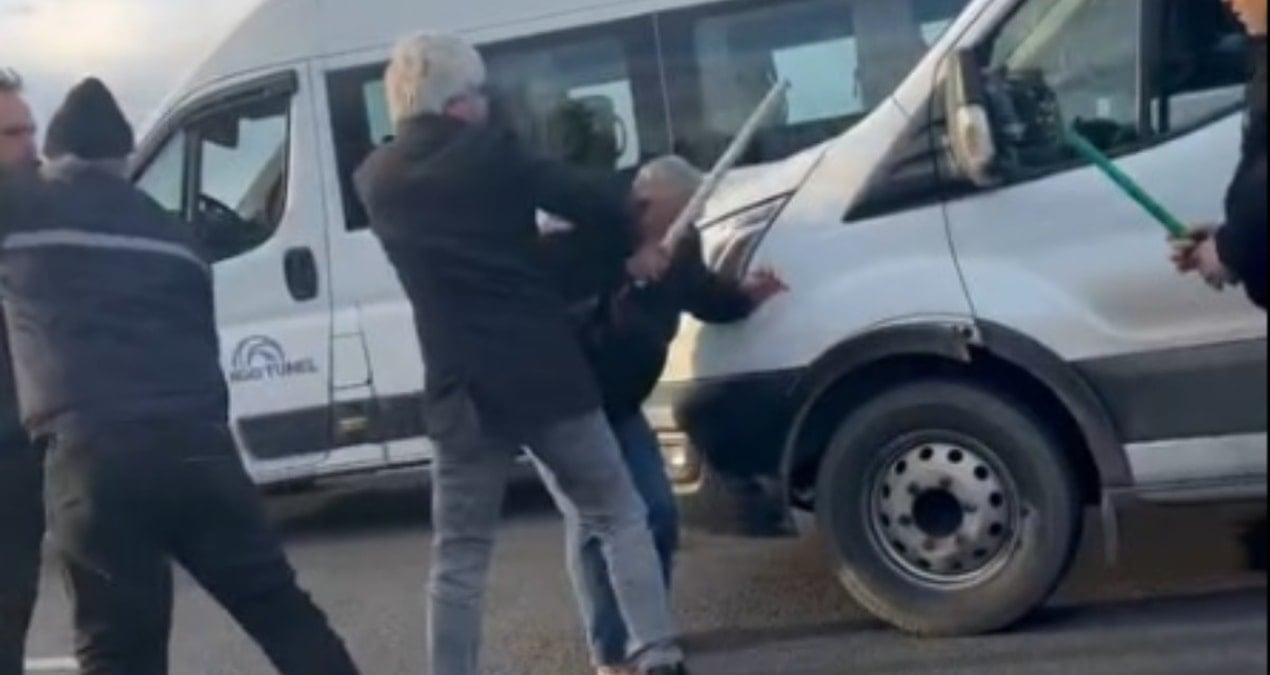 Servis şoförleri otoyolda sopalarla birbirine saldırdı
