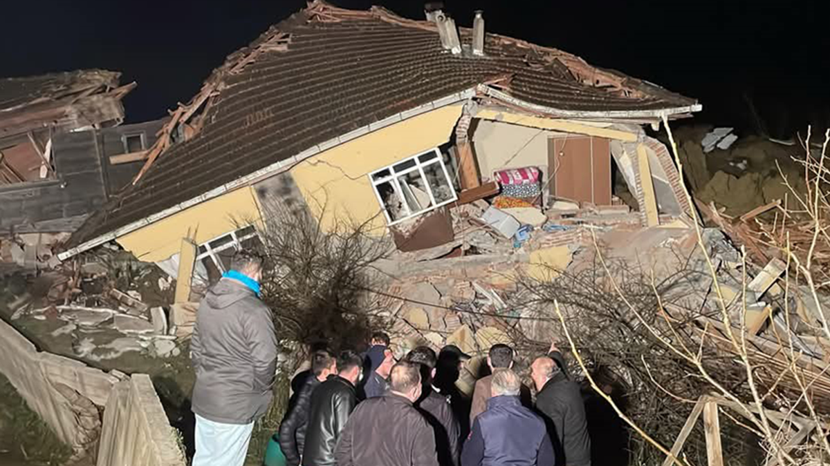 SON DAKİKA! Sinop’ta korkutan heyelan: 3 ev yıkıldı!