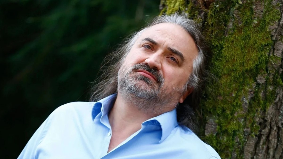Volkan Konak’ın yıllar önce konserinde söylediği sözler gündem oldu! ”Baba tarafına uysak 58’de öldük”